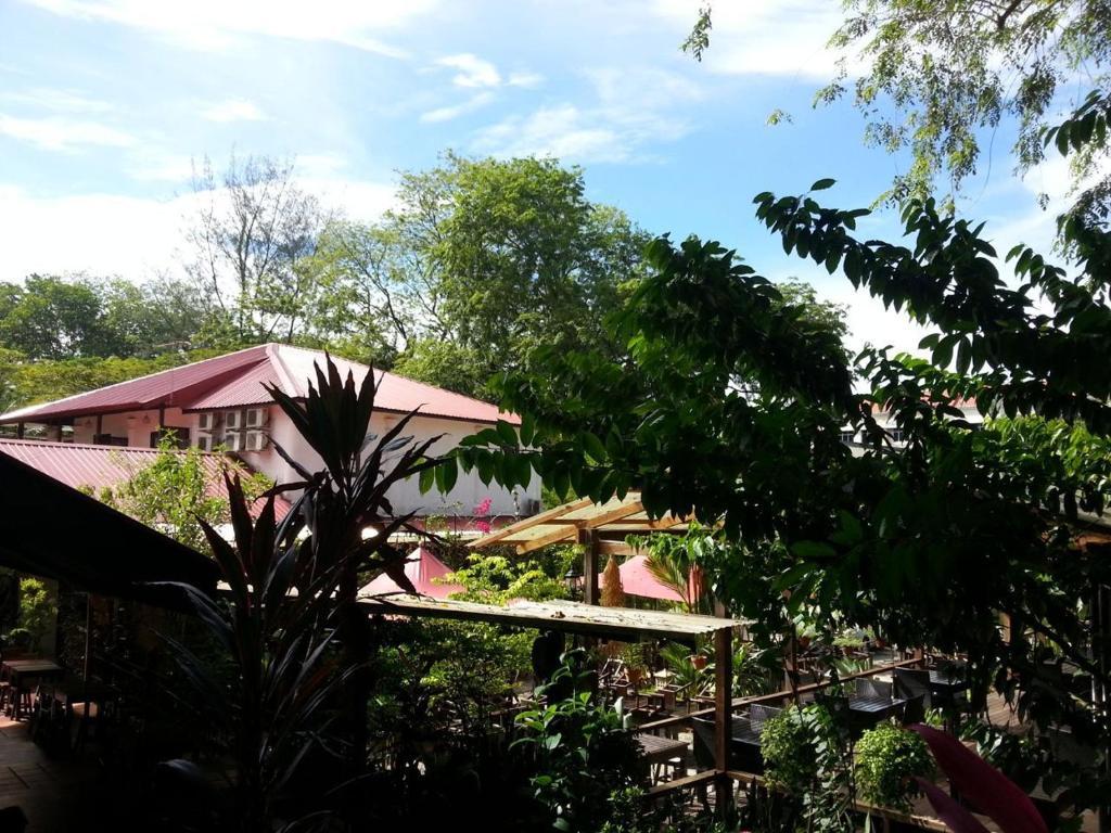 Basaga Holiday Residences Kuching Extérieur photo